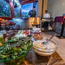 M&aacute;jus 1. hossz&uacute;h&eacute;tv&eacute;ge -> A ny&aacute;r kapuj&aacute;ban